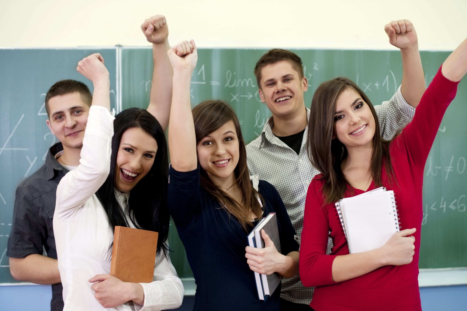 Young students. Школьники старшеклассники. Школьники в университете. Студенты в вузе. Успешный выпускник.